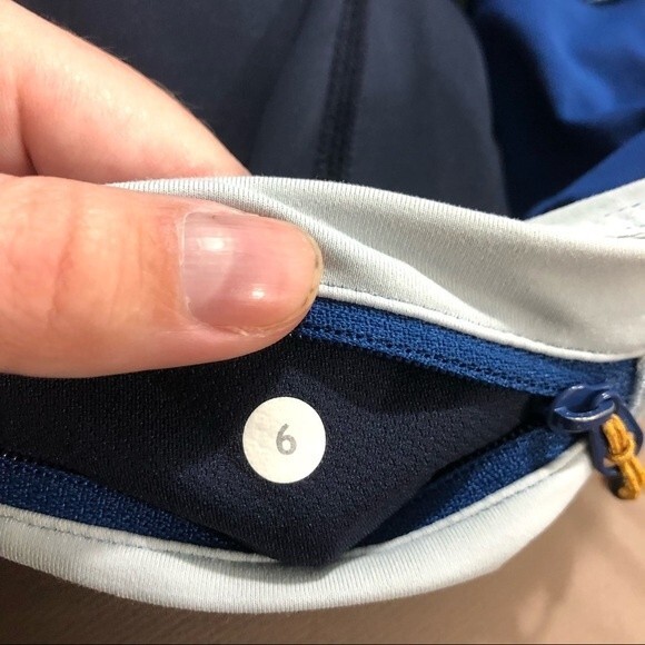 Lululemon Navy Run Inspire Crop II Size 6 - Picture 12 of 16